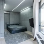 Quarto moderno com janelas amplas abertas e boa ventilação natural, ideal para tirar cheiro de mofo do quarto e prevenir umidade.