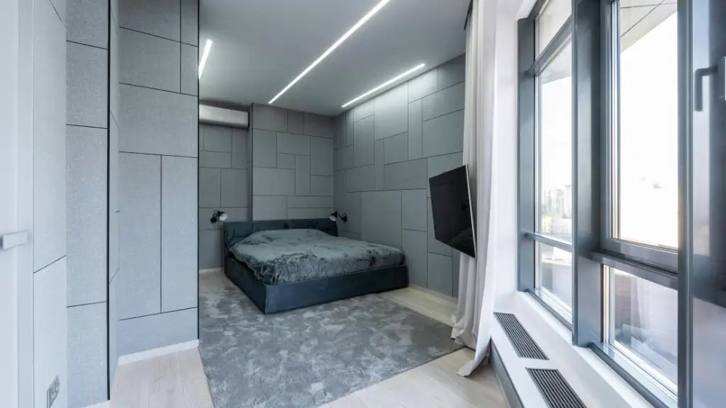 Quarto moderno com janelas amplas abertas e boa ventilação natural, ideal para tirar cheiro de mofo do quarto e prevenir umidade.